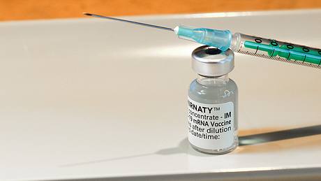 Impfampulle mit Spritze in Nahaufnahme - Foto: IMAGO / CHROMORANGE