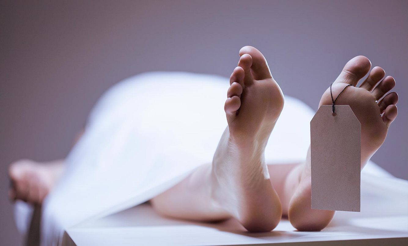 Toter Mensch mit Leichenzettel am Zeh
