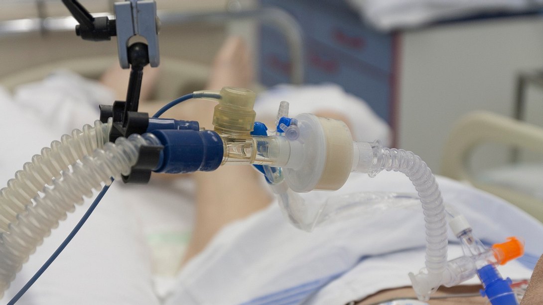 Corona-Patient auf der Intensiv-Station - Foto: istock/PatrikSlezak