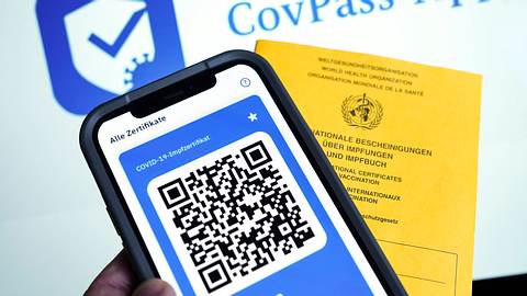 Impfausweis und Barcode - Foto: IMAGO/Political-Moments