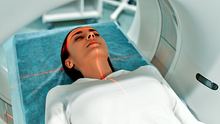 Eine Frau beim CT-Scan.  - Foto: iStock / Valerii Apetroaiei