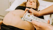 Eine schwangere Frau beim CTG-Scan.  - Foto: iStock / DA4554