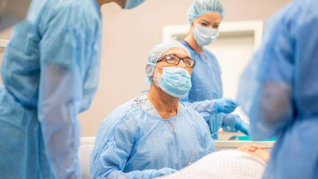 Ärzt:innen im Operationssaal - Foto: Istock/FatCamera