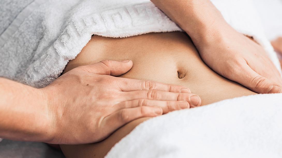 Der Unterbauch wird abgetastet - Foto: istock/MarinaVarnava