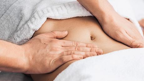 Der Unterbauch wird abgetastet - Foto: istock/MarinaVarnava