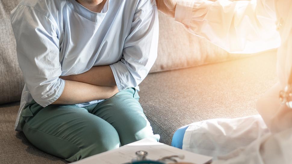 Frau hat Darmkrämpfe und hält sich den Unterbauch - Foto: iStock/Chinnapong