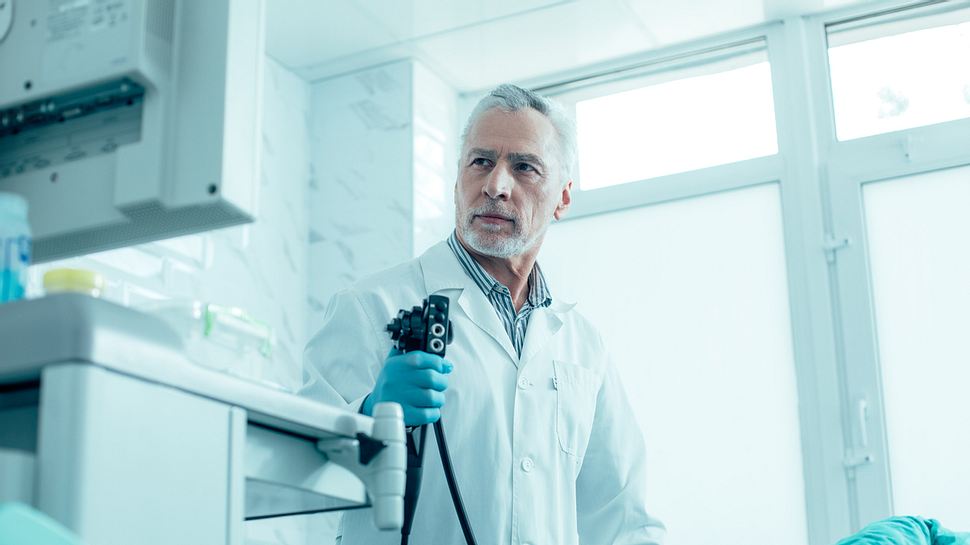 Arzt bei einer Darmspiegelung mit einem Endoskop in der Hand - Foto: iStock-1217841102 Andrey Shevchuk