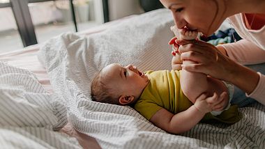baby und Mutter - Foto: iStock/aleksandarnakic