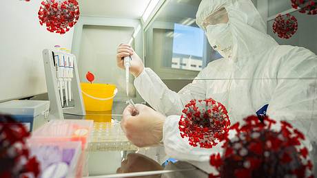 Labor-Mitarbeiter arbeitet an Viruserforschung - Foto: IMAGO/ITAR-TASS