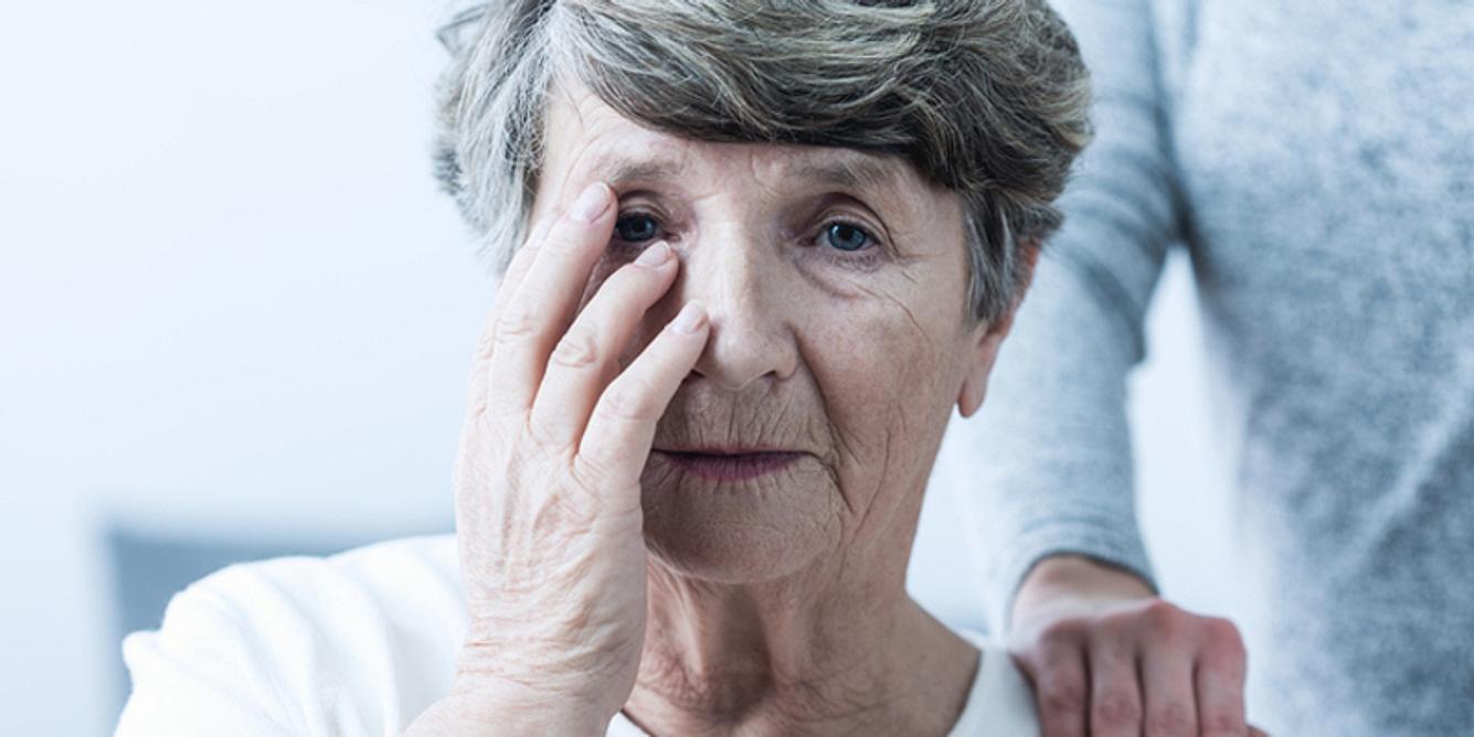 Seniorin mit Gedächtnisstörungen