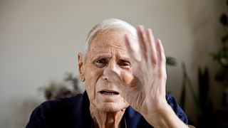 Senior hält die Hand nach oben - Foto: iStock/Johnrob