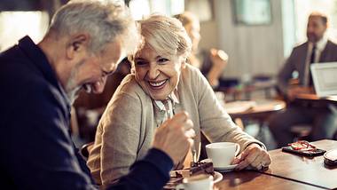Lachende Senioren am Tisch. - Foto: iStock / vorDa