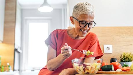 Ältere Frau isst Salat - Foto: iStock/ljubaphoto
