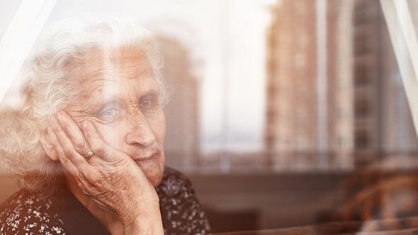 Alte Frau mit Demenz schaut aus dem Fenster - Foto: iStock/delihayat