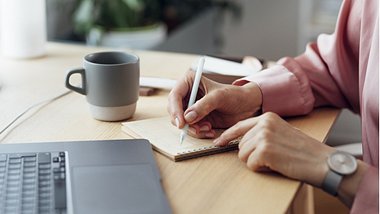 Eine Frau macht sich Notizen - Foto: iStock/FreshSplash