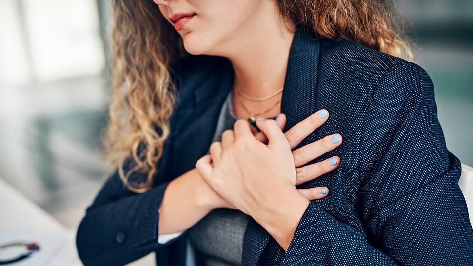 Eine Frau legt Ihre Hände auf ihre Brust - Foto: iStock_Charday Penn