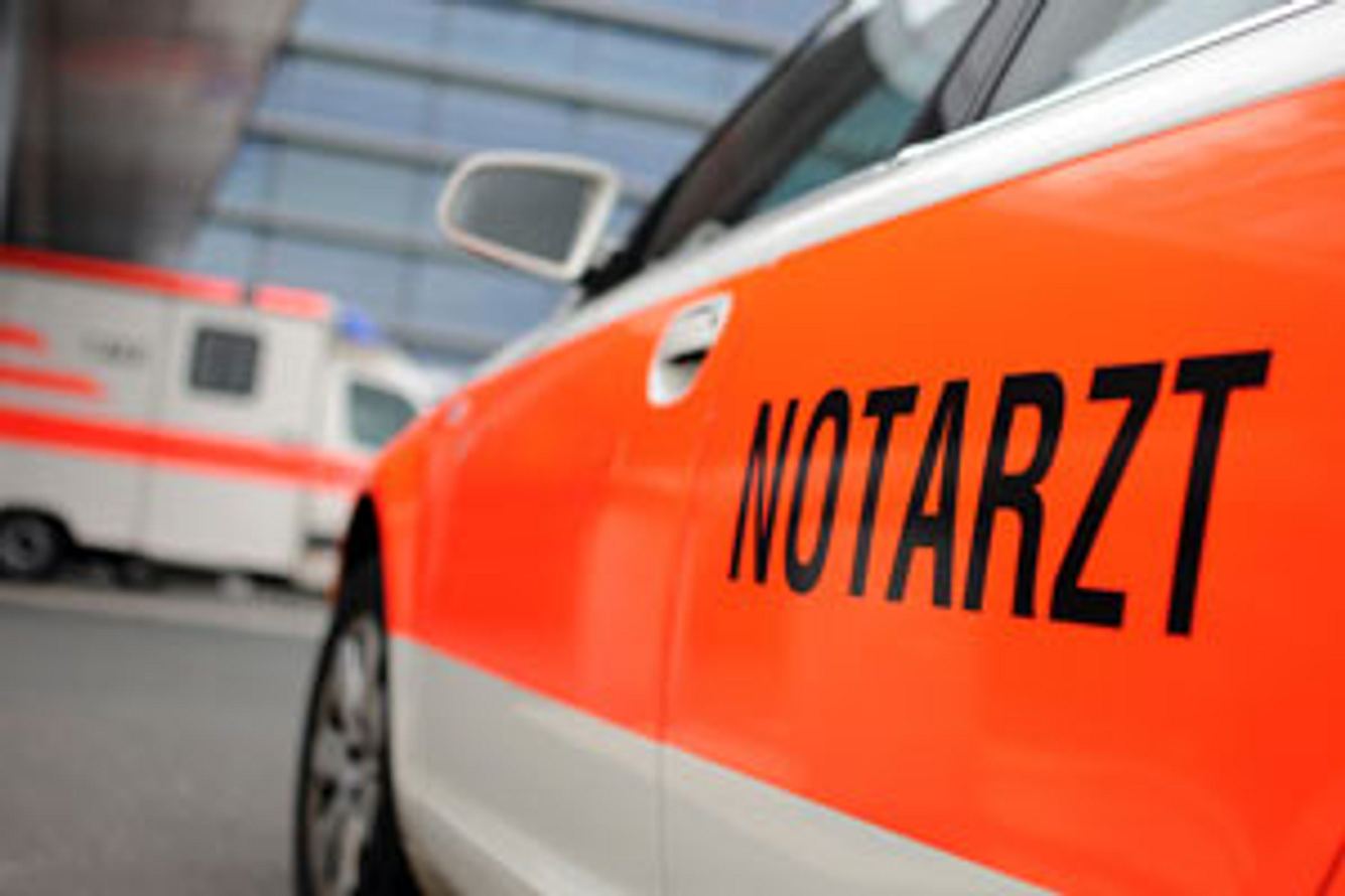 Den Notarzt rufen bei Herzinfakrt-Verdacht