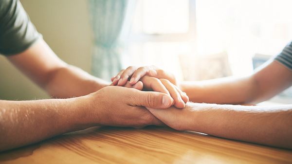 Paar hält sich an den Händen - Foto: iStock/Moyo Studio