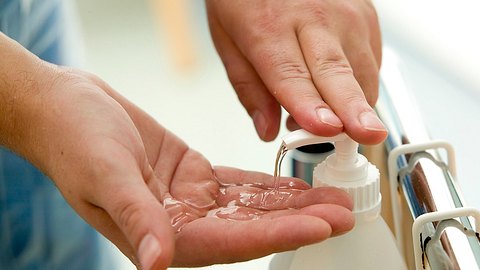 Helfen Mundschutz und Desinfektionsmittel wirklich gegen Viren? - Foto: iStock/Bildvision_AB