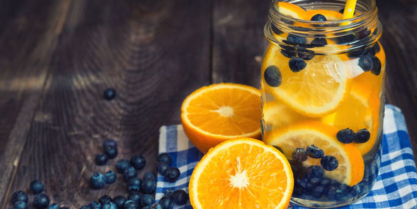 Wasser mit Blaubeeren und Orange