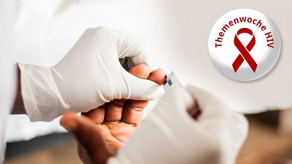 Ein Arzt pikst einem Patienten für einen Bluttest in den Finger - Foto: iStock/beingbonny