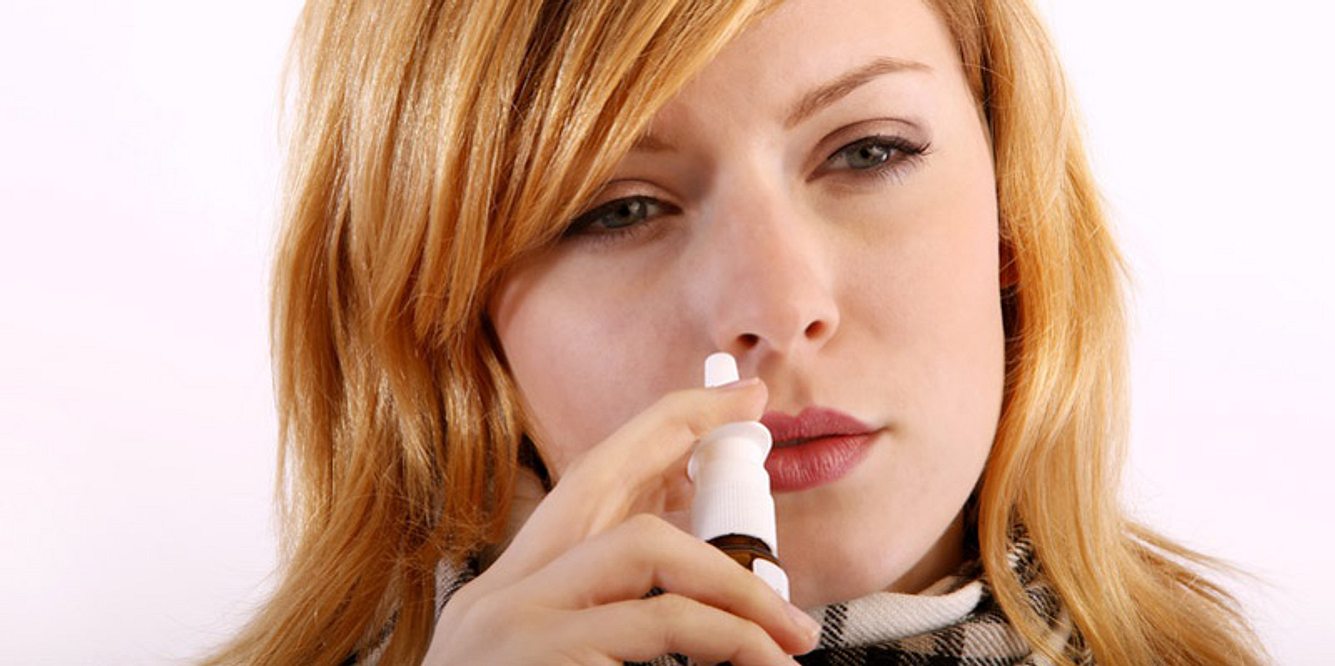 Nasensprays mit dem Wirkstoff Dexpanthenol pflegen und befeuchten die gereizten Nasenschleimhäute