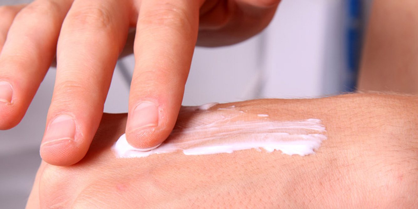 Der Wirkstoff Dexpanthenol wird am häufigsten in Salbenform verwendet und fördert die Wundheilung der Haut und Schleimhäute