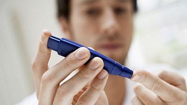 Zucker messen bei Diabetes - Foto: Shutterstock