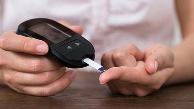 Blutzuckermessen bei Diabetes - Foto: Fotolia