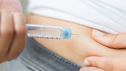 Eine Diabetikerin spritzt sich Insulin in den Bauch - Foto: Fotolia