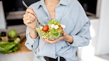 Eine Frau hält eine Salatschüssel.  - Foto: iStock / RossHelen 
