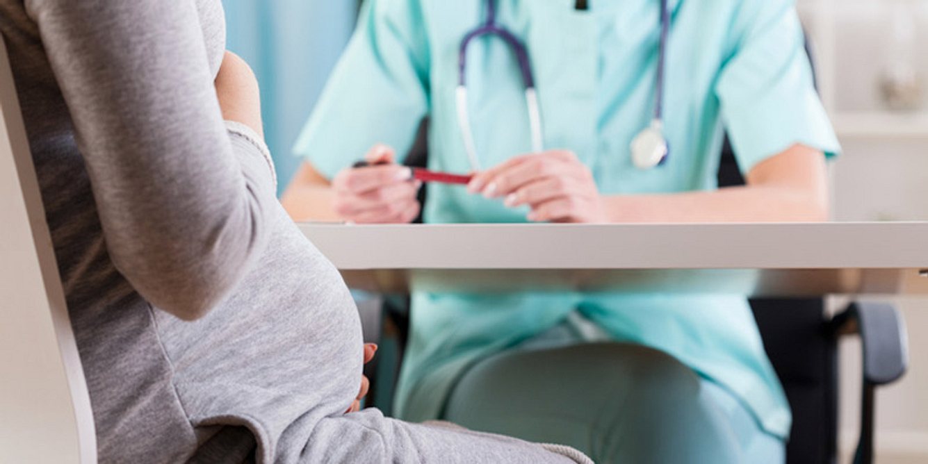 Eine schwangere Frau erhält von ihrem Gynäkologen eine Schwangerschaftsvergiftungs-Diagnose