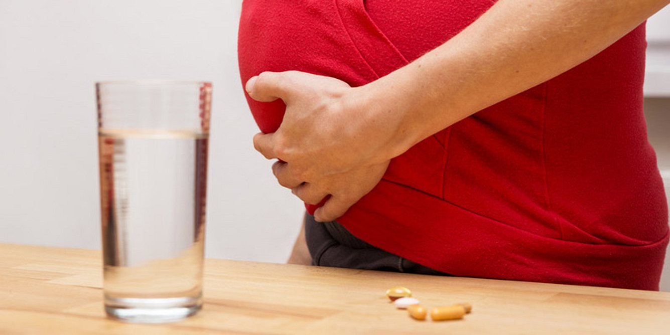 Schwangere Frau mit Tabletten
