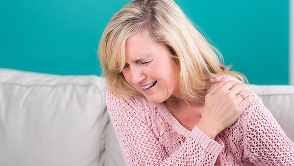 Frau mit Gelenkschmerzen - Foto: Fotolia