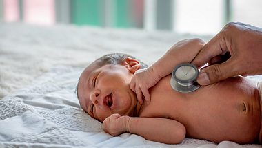 baby wird untersucht - Foto: iStock/narongrit