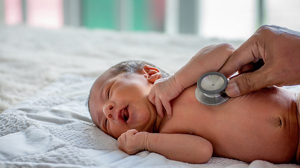 baby wird untersucht - Foto: iStock/narongrit