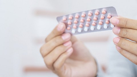 Eine Frau hält einen Tabletten-Blister in den Händen - Foto: istock_Rattankun Thongbun