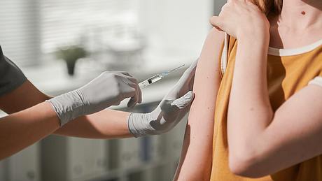 Eine Frau wird geimpft - Foto: iStock/mediaphotos
