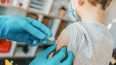 Ein Kind wird gegen Diphtherie geimpft  - Foto: IMAGO/Westend61