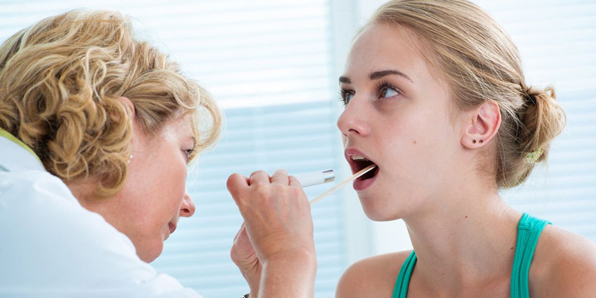Bei einer Untersuchung des Rachens kann der Arzt für die Diagnose einer Diphtherie einen Abstrich nehmen