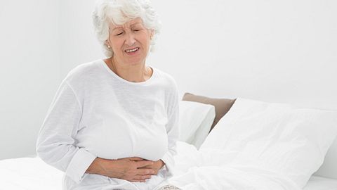 Ältere Frau mit Bauchschmerzen - Foto: shutterstock