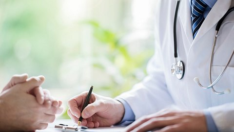 Gespräch zwischen Doktor und Patient - Foto: BrianAJackson/iStock