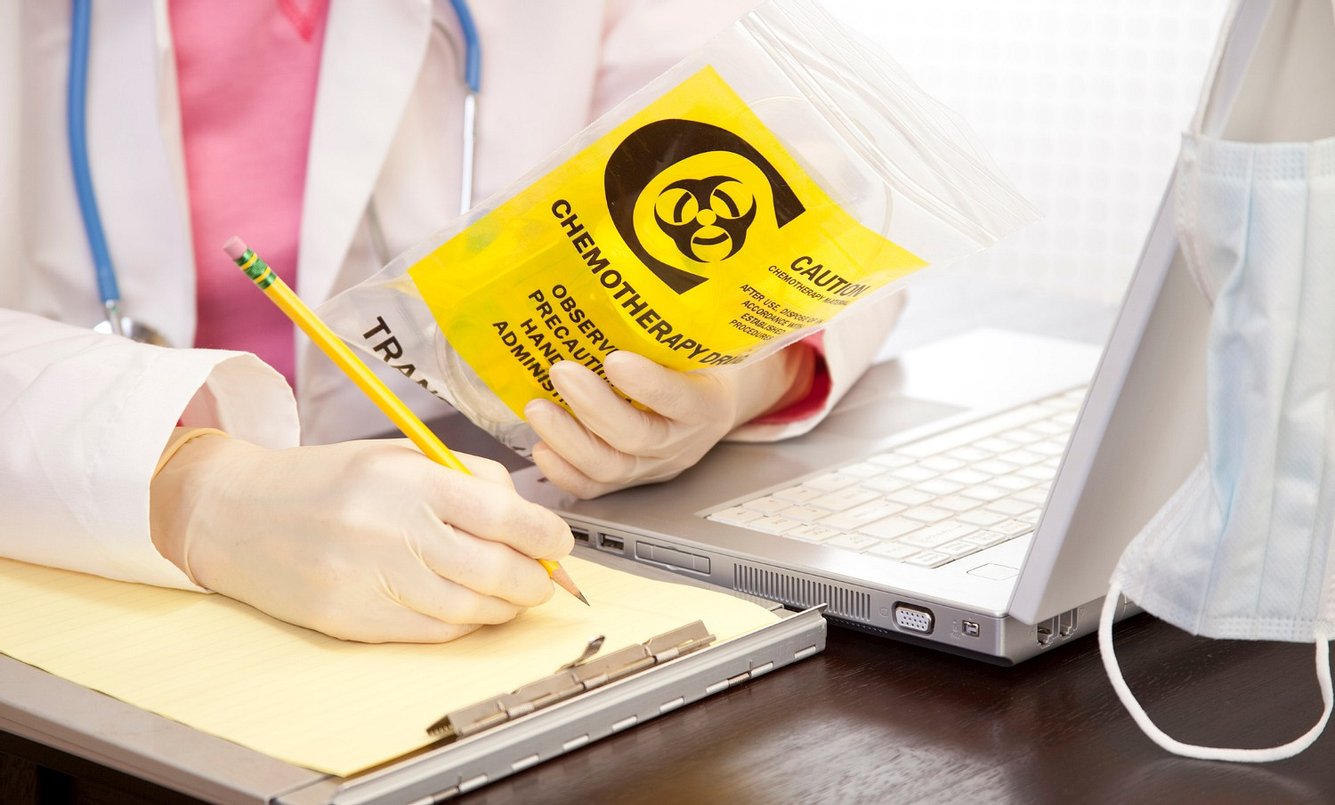 Eine Chemotherapie hemmt die Vermehrung der Krebszellen.