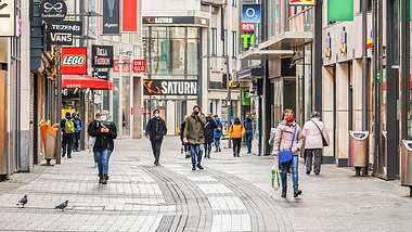 Menschen laufen mit Maske durch die Innenstadt - Foto: IMAGO/Rupert Oberhäuser