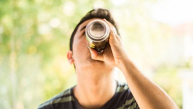 Junge in der Pubertät trinkt Bier aus der Dose - Foto: MarioGuti/iStock