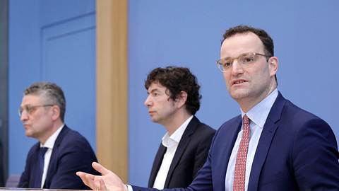 Bundespressekonferenz mit Jens Spahn, Christian Drosten und Lothar H. Wieler - Foto: imago images/Jens Schicke