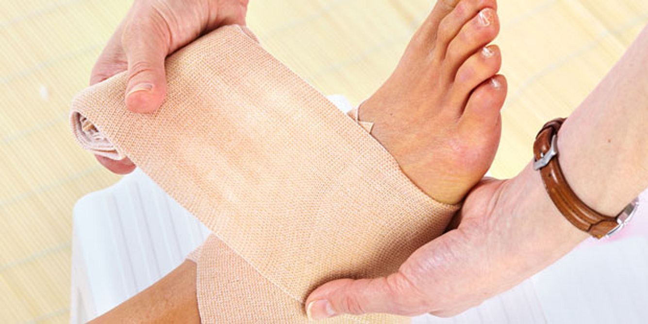 Die PECH-Regel besagt u.a., dass bei einer Zerrung die Bandage so fest an den Fuß angelegt werden muss, dass kein Finger mehr dazwischen passt, aber der Druck dennoch gut erträglich ist