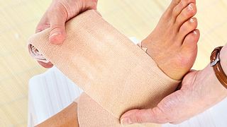 Die PECH-Regel besagt u.a., dass bei einer Zerrung die Bandage so fest an den Fuß angelegt werden muss, dass kein Finger mehr dazwischen passt, aber der Druck dennoch gut erträglich ist