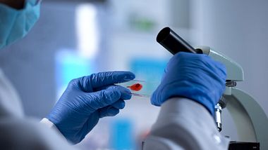 HIV-Forschung im Labor (Symbolbild) - Foto: iStock/Motortion