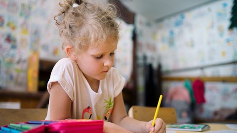 Ein Mädchen malt in der Schule - Foto: iStock/archigram